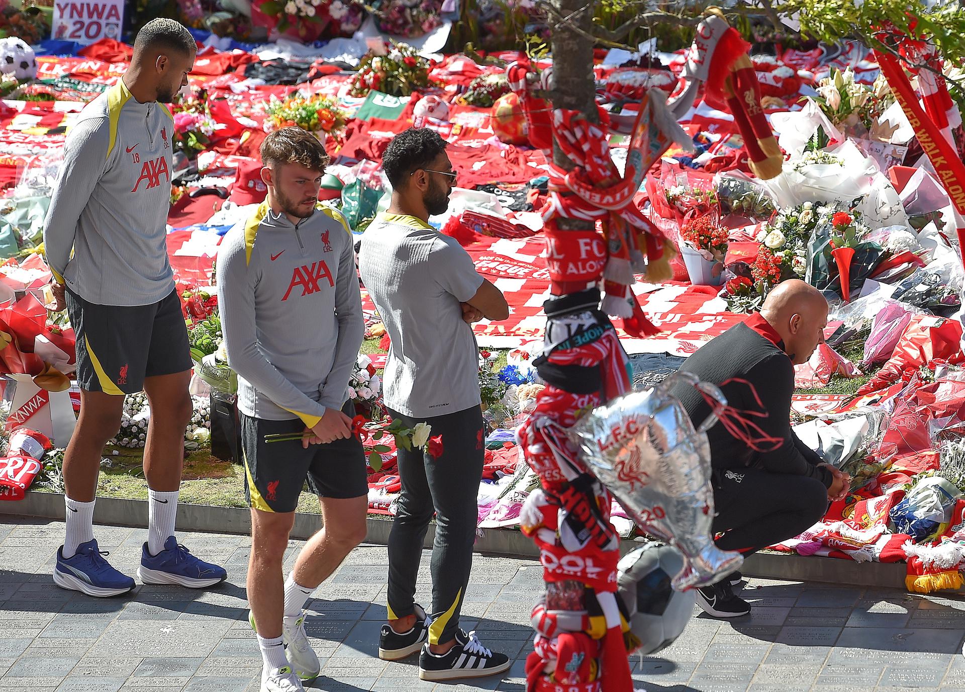 Los jugadores del Liverpool llevan flores a los aledaños de Anfield, en recuerdo a Diogo Jota. EFE/EPA/PETER POWELL
