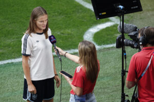 La capitana de la selección española Irene Paredes atiende a los medios antes del entrenamiento este sábado, en el St. Jakob Park de Basilea