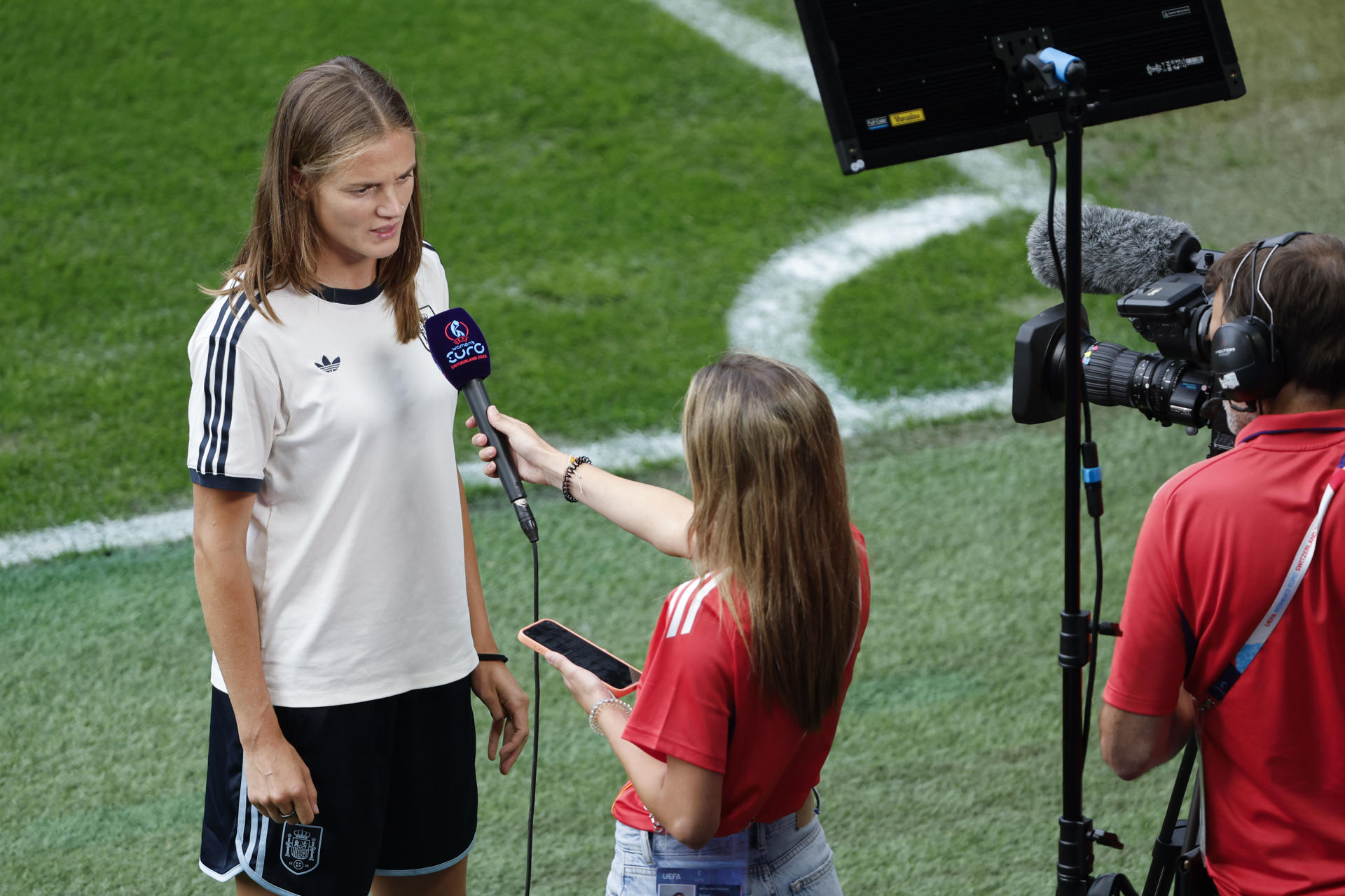 La capitana de la selección española Irene Paredes atiende a los medios antes del entrenamiento este sábado, en el St. Jakob Park de Basilea