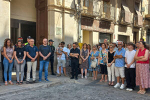Un centenar de personas ha participado este miércoles al mediodía en un emotivo minuto de silencio frente al Ayuntamiento de Valls (Tarragona) en recuerdo del niño de dos años que falleció ayer en el interior de un coche, donde permaneció durante unas cuatro horas en plena ola de calor. EFE/Javier Díaz