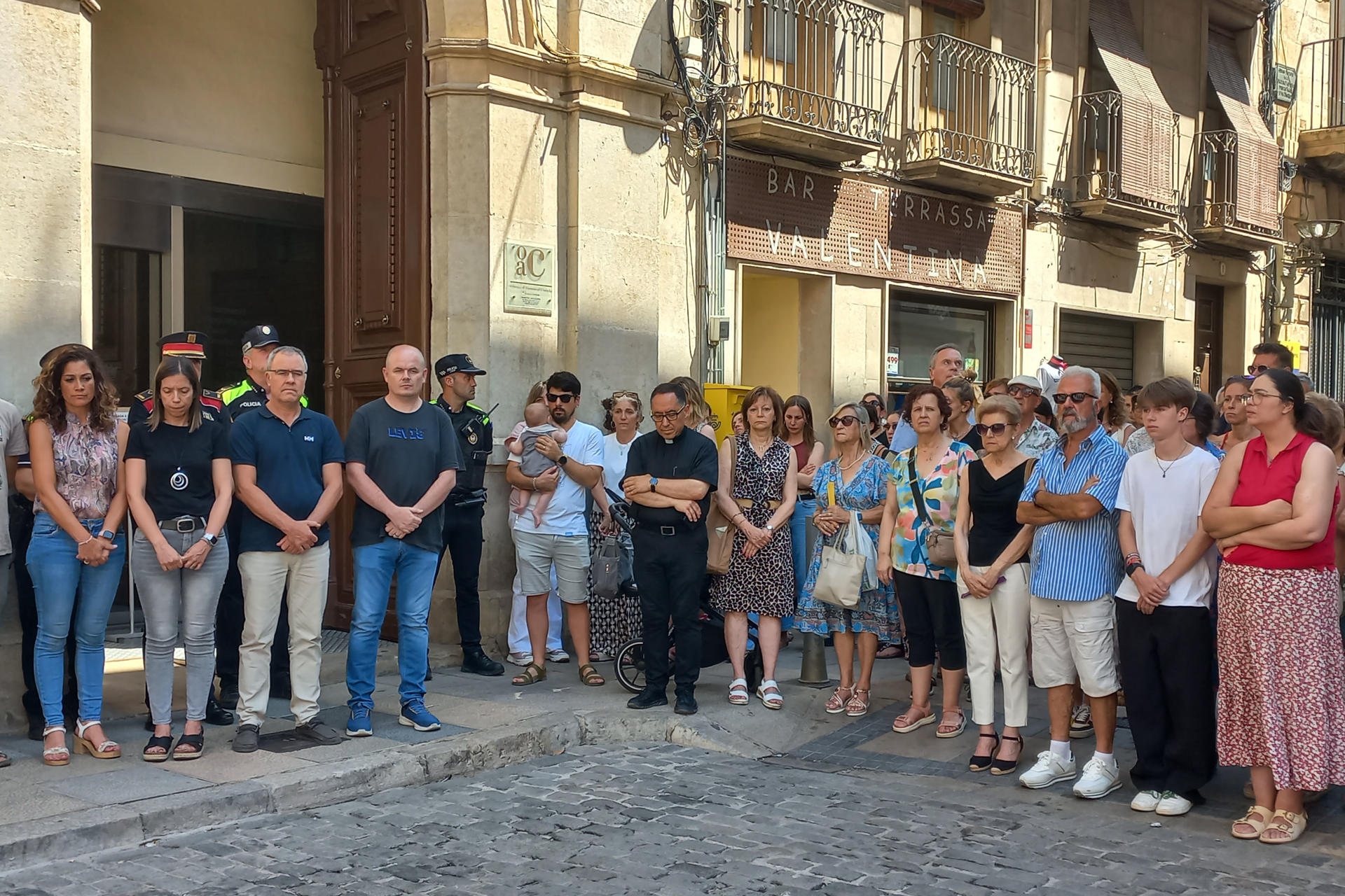 Un centenar de personas ha participado este miércoles al mediodía en un emotivo minuto de silencio frente al Ayuntamiento de Valls (Tarragona) en recuerdo del niño de dos años que falleció ayer en el interior de un coche, donde permaneció durante unas cuatro horas en plena ola de calor. EFE/Javier Díaz