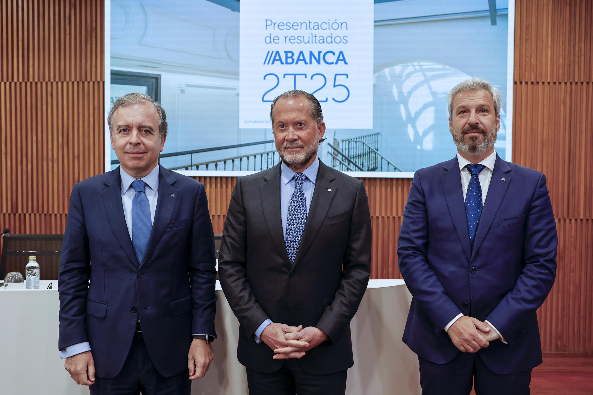 El presidente de Abanca, Juan Carlos Escotet (c), acompañado del consejero delegado de la entidad, Francisco Botas (i) y del director general de Finanzas, Alberto de Francisco (d) presentan en rueda de prensa los resultados obtenidos por el banco en el ejercicio 2025 este lunes en Santiago de Compostela. EFE/Lavandeira jr
