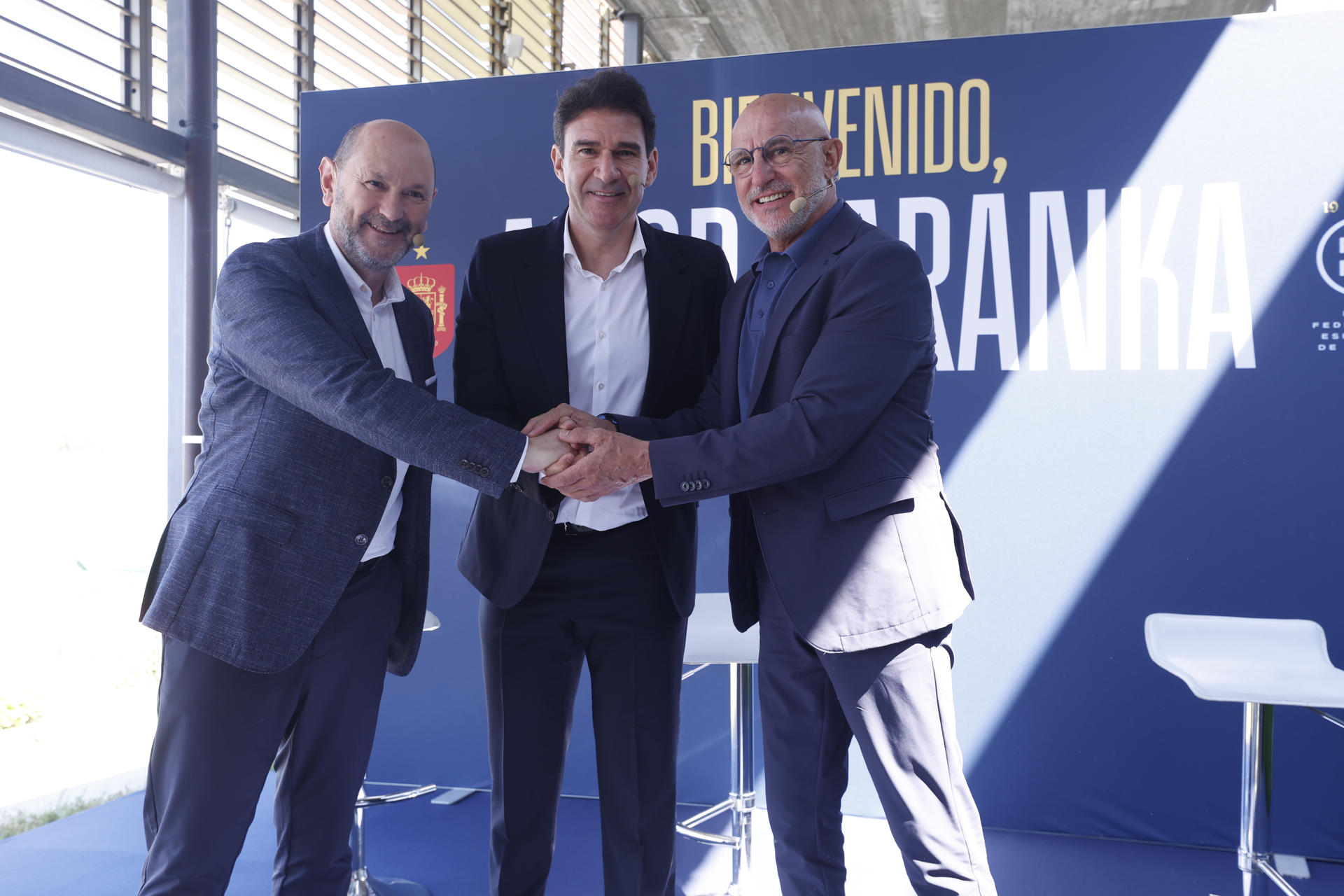 Aitor Karanka (c), nuevo director técnico de desarrollo y de la selección absoluta de fútbol, posa junto al presidente de RFEF, Rafael Louzán (i), y al seleccionador Luis de la Fuente (d) durante su presentación en la Ciudad del Fútbol de Las Rozas. EFE/ Javier Lizón