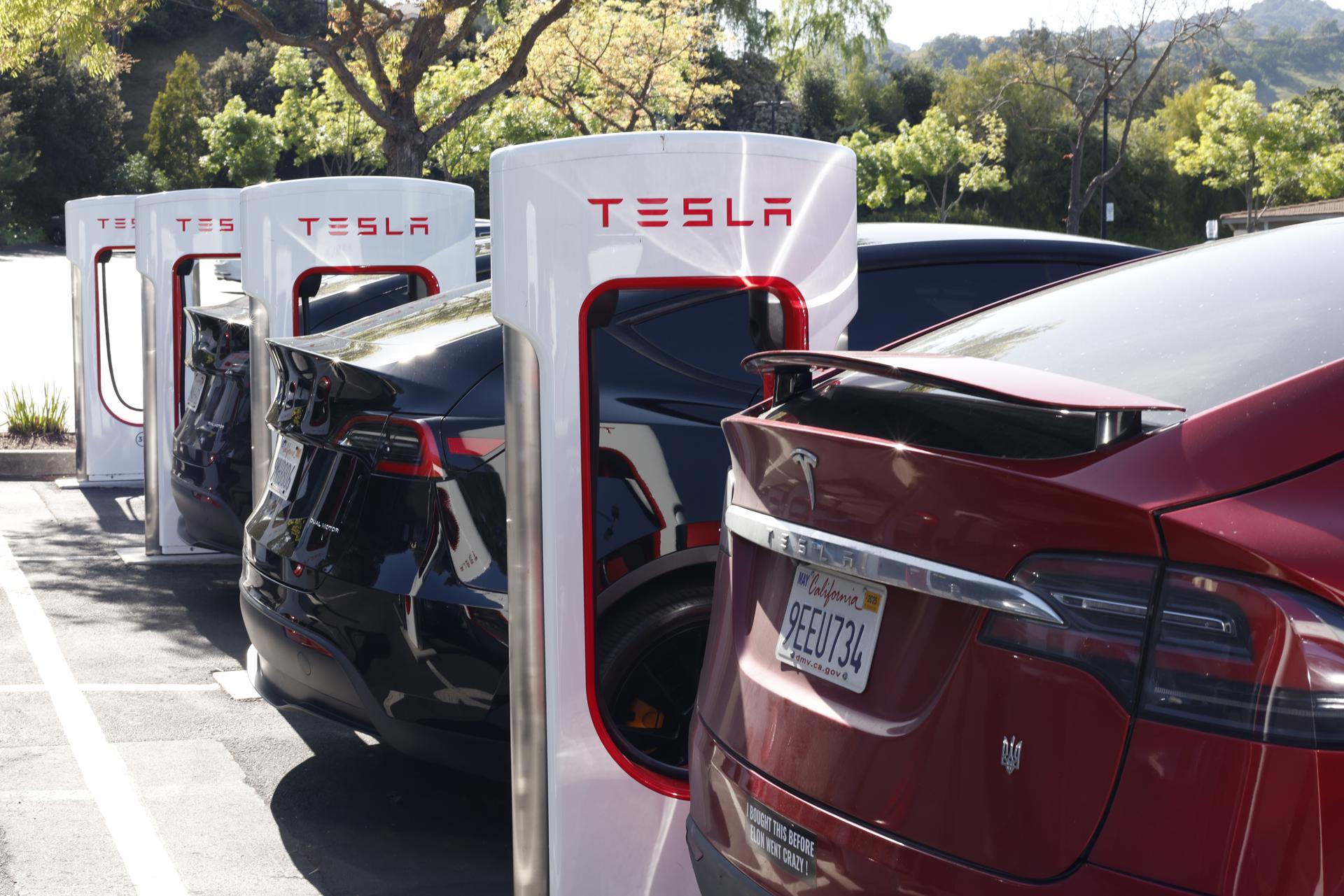Fotografía de archivo, tomada el pasado 22 de abril, en la que se captó la parte trasera de varios automóviles eléctricos de la compañía estadounidense Tesla, en Walnut Creek (California, EE.UU.EFE/John G. Mabanglo