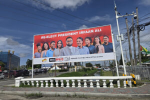 Fotografía del 14 de julio de 2025 de un cartel electoral del Partido Progresista del Pueblo/Cívico (PPP/C) de Guyana, encabezado por el actual presidente Irfaan Ali. EFE/ Nazima Raghubir