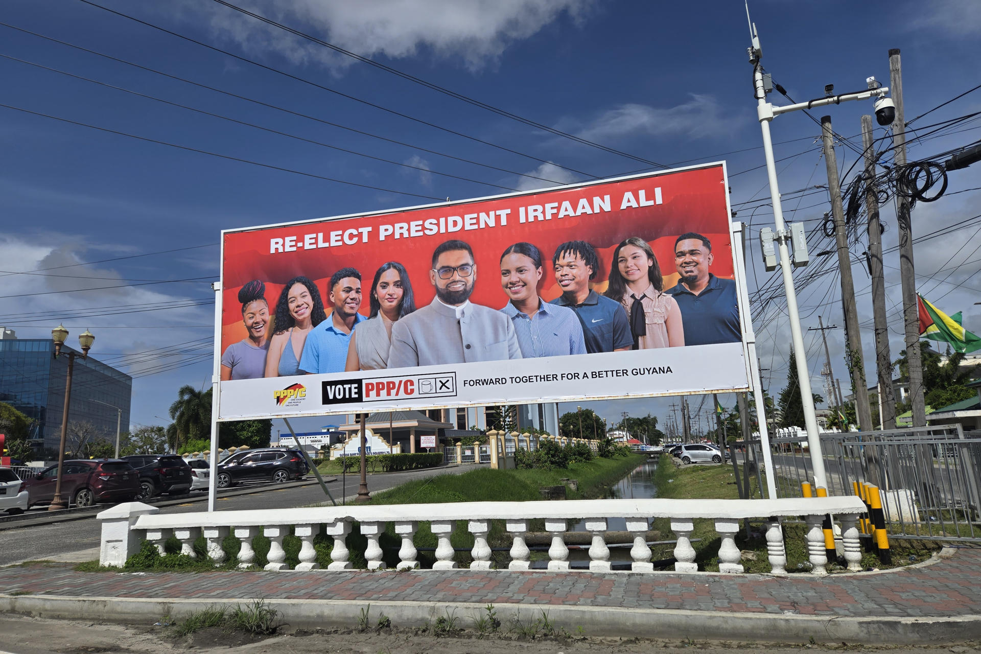 Fotografía del 14 de julio de 2025 de un cartel electoral del Partido Progresista del Pueblo/Cívico (PPP/C) de Guyana, encabezado por el actual presidente Irfaan Ali. EFE/ Nazima Raghubir