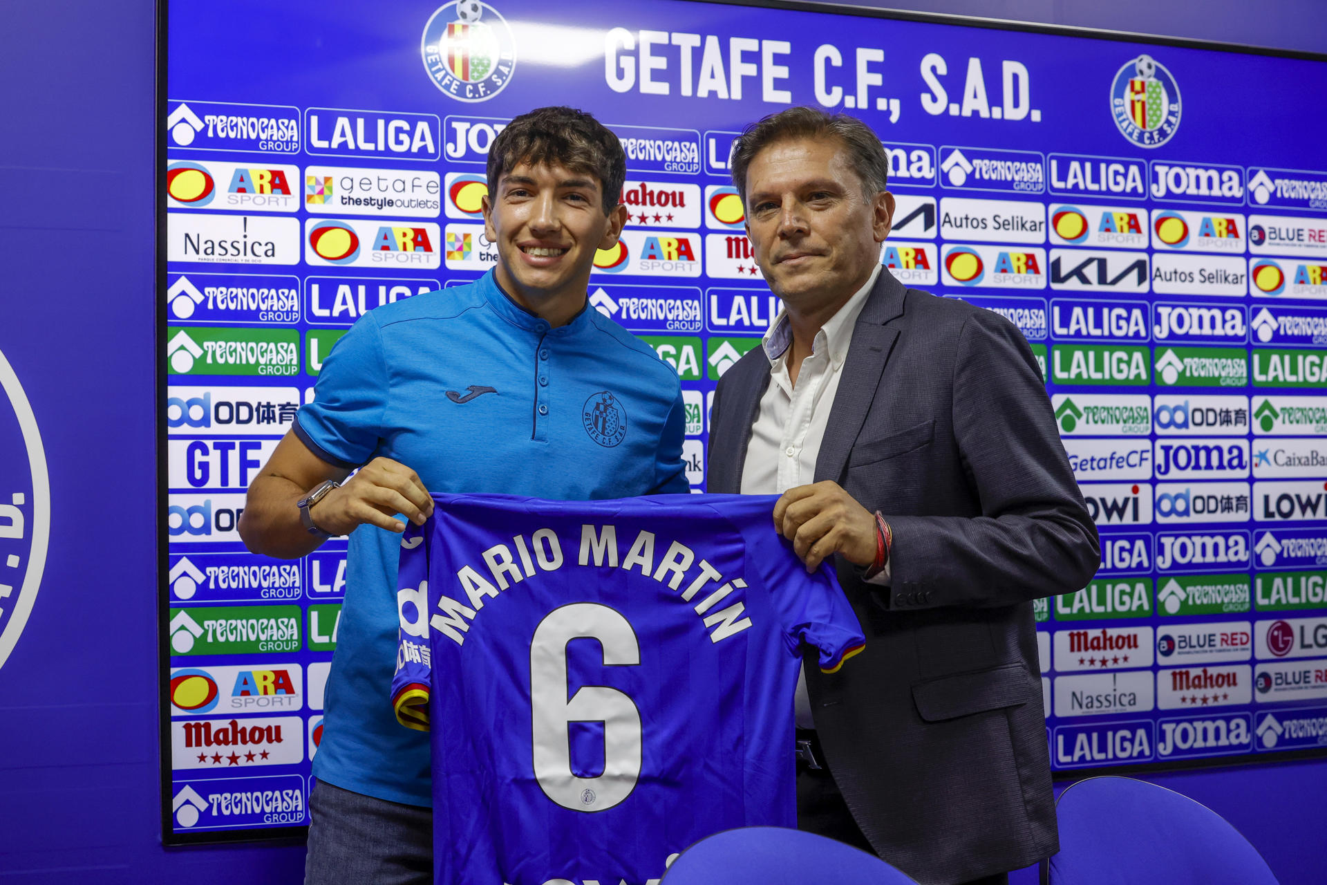 El director deportivo del Getafe, Toni Muñoz durante la presentación del centrocampista Mario Martín, como nuevo jugador del club. EFE/ Zipi
