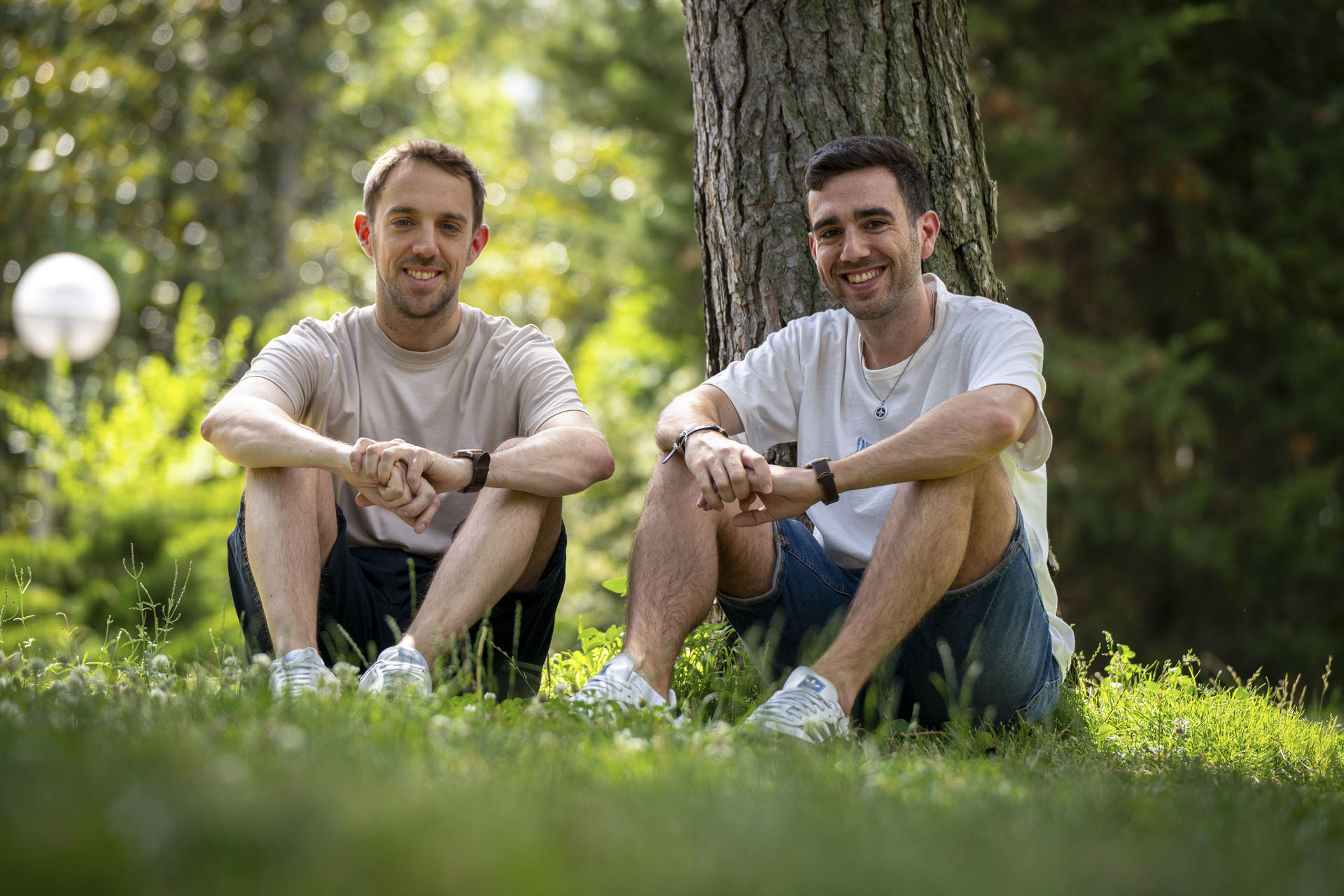 Adrián y Fernando se han casado en Tarifa (Cádiz) en el Día del Orgullo y cuando se cumplen veinte años de la aprobación del matrimonio igualitario. Un enlace que ha generado enorme alegría a familia y amistades y que viven con la naturalidad y normalidad de poder formalizar una familia "como todo el mundo". EFE/Fernando Villar.