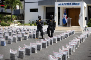 Agentes de la Dirección Nacional de Control de Drogas (DNCD) de la República Dominicana fueron captados este martes, 29 de julio, al vigilar un cargamento de cocaína incautado en altamar, en la sede de la dirección, en Santo Domingo. EFE/Orlando Barría