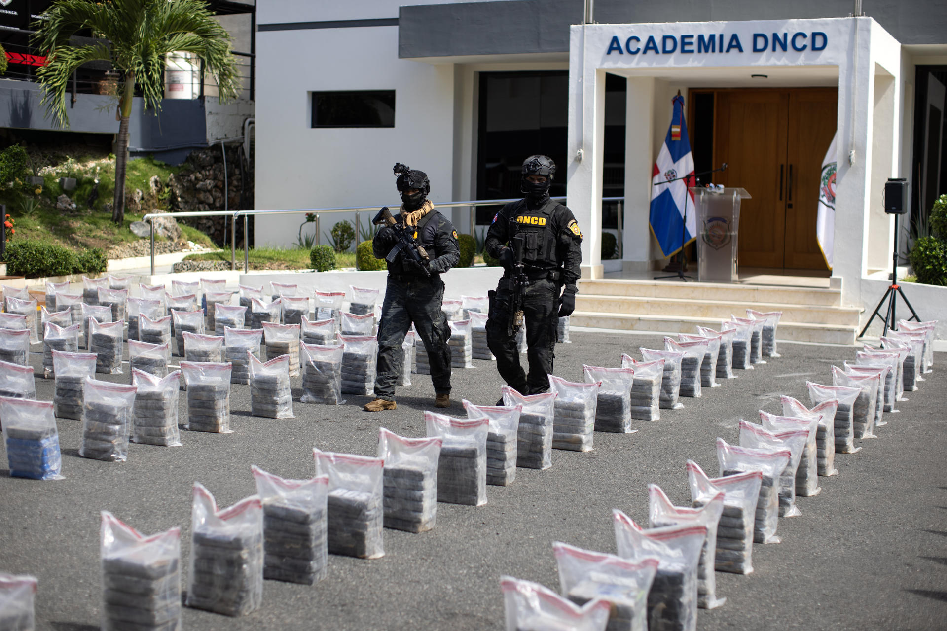 Agentes de la Dirección Nacional de Control de Drogas (DNCD) de la República Dominicana fueron captados este martes, 29 de julio, al vigilar un cargamento de cocaína incautado en altamar, en la sede de la dirección, en Santo Domingo. EFE/Orlando Barría