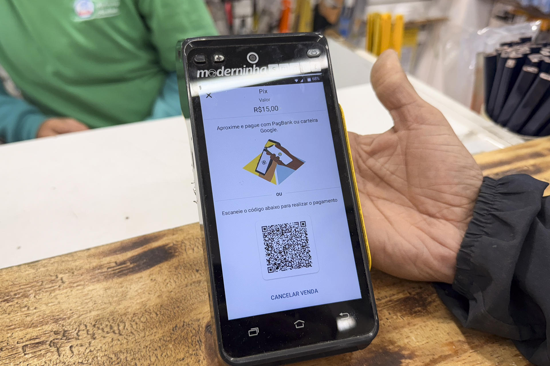 Fotografía del 18 de julio de 2025 de una persona mostrando un código QR del método de pago Pix, en Sao Paulo (Brasil). EFE/ Isaac Fontana