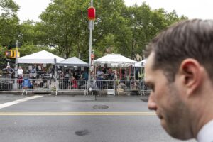 Vista general de miembros de la prensa apostados a las afueras de una corte federal de EE.UU., antes de conocerse el veredicto del jurado del caso en contra del rapero estadounidense Sean 'Diddy' Combs por presunto tráfico sexual, en Nueva York (NY, EE.UU.) EFE/Justin Lane