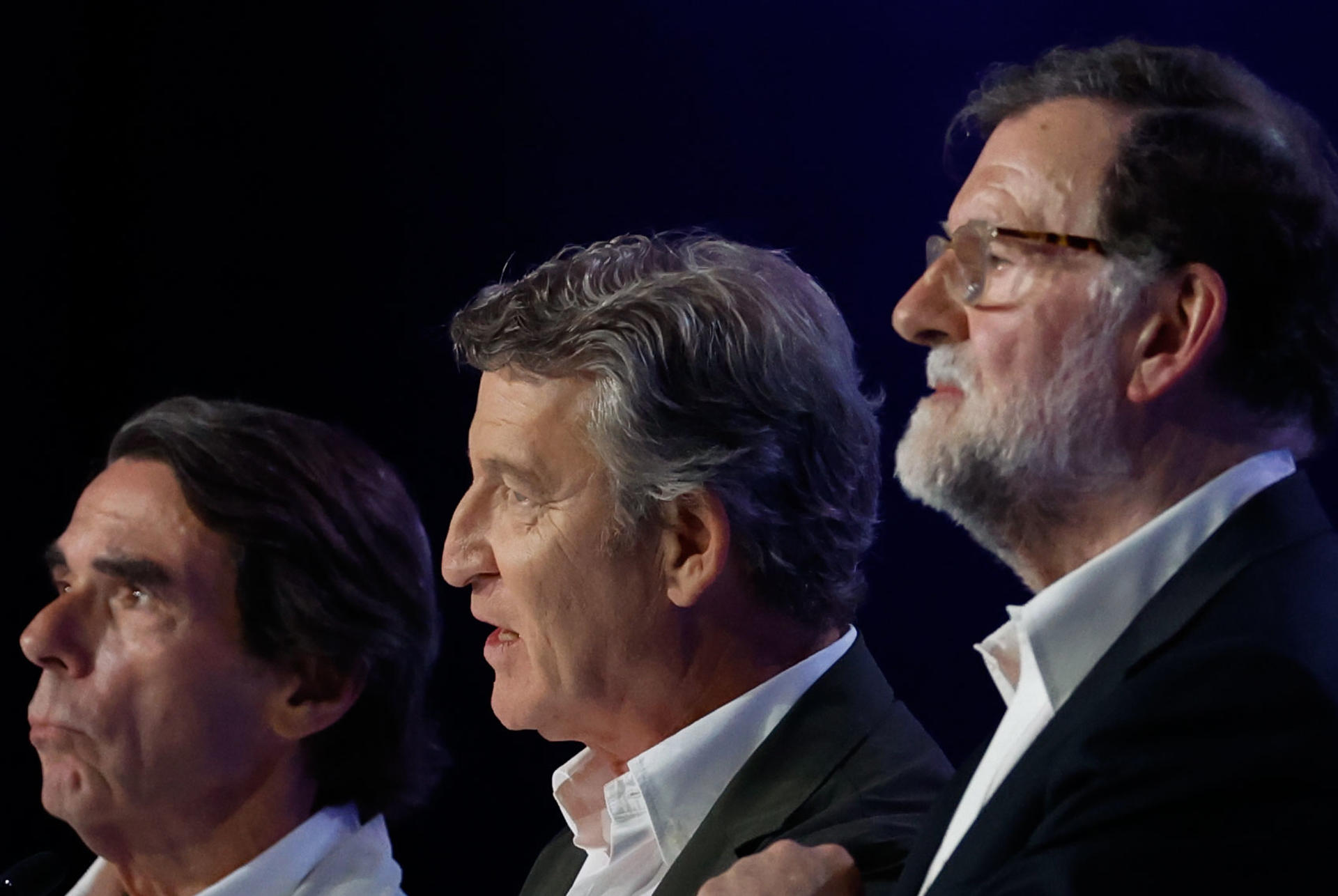 El líder del PP, Alberto Núñez Feijóo (c), junto a sus antecesores en el cargo y ex presidentes del Gobierno José María Aznar (izda) y Mariano Rajoy, durante el XXI Congreso Nacional del PP, este viernes en el recinto ferial Ifema de Madrid. EFE/Javier Lizón