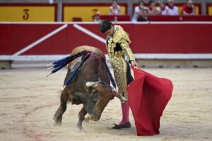 El torero Pablo Aguado durante la lidia a su segundo toro de la tarde en la séptima de abono de la Feria de Toro de los Sanfermines 2025 con toros de la ganadería extremeña de Jandilla y en la que comparte cartel con los diestros Juan Ortega y Andrés Roca Rey. EFE/Daniel Fernández