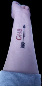 Esta pegatina en forma de tatuaje temporal, que puede imprimirse con distintos diseños, detecta la presencia de éxtasis líquido en la bebida. Esta droga suele usarse para intoxicar a las víctimas para agresiones sexuales o robos, entre otros delitos. Las letras del tatuaje se vuelven rojas cuando se exponen a ella.Crédito: cedido por la revista científica ACS Sensors /EFE