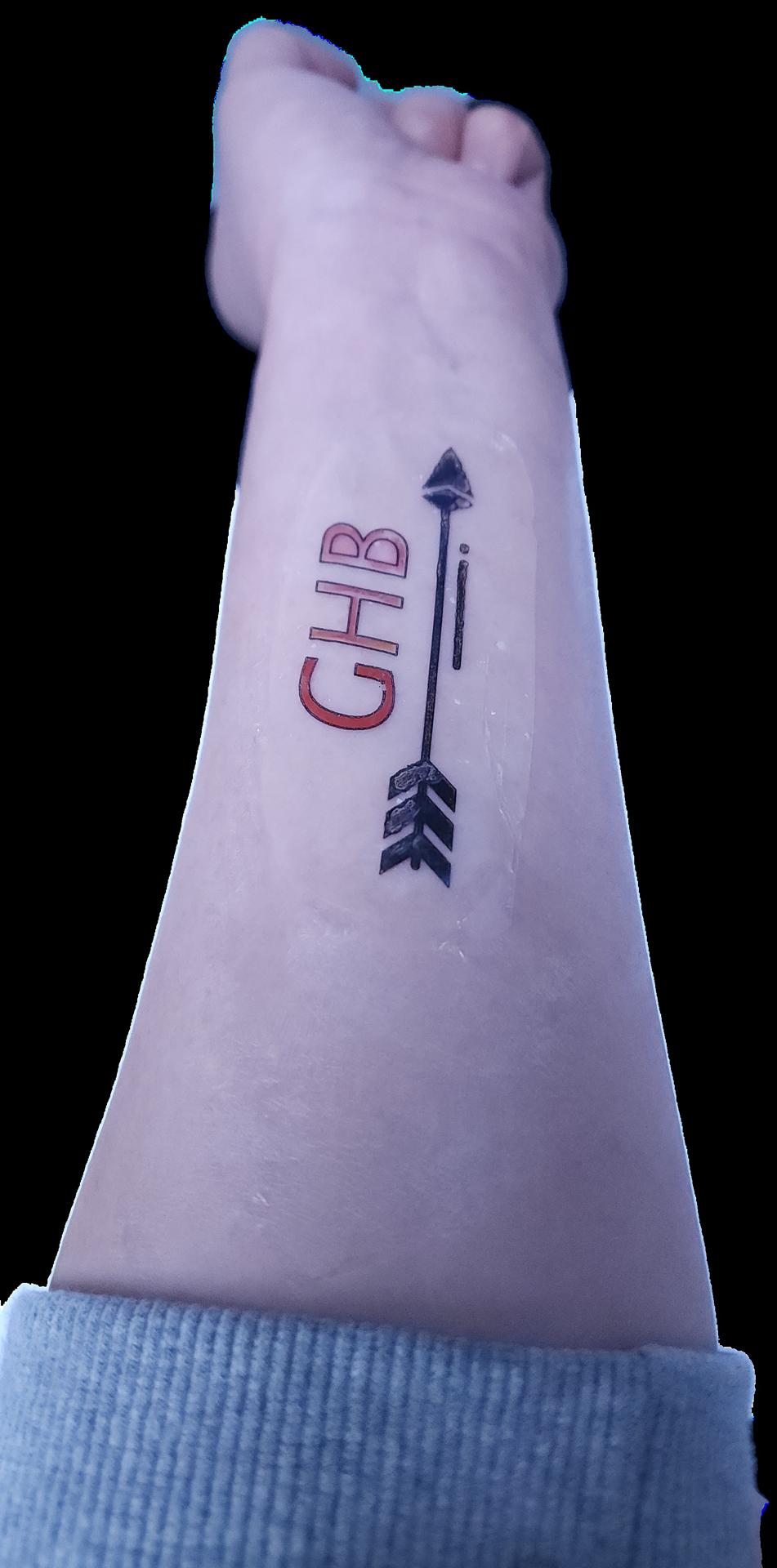 Esta pegatina en forma de tatuaje temporal, que puede imprimirse con distintos diseños, detecta la presencia de éxtasis líquido en la bebida. Esta droga suele usarse para intoxicar a las víctimas para agresiones sexuales o robos, entre otros delitos. Las letras del tatuaje se vuelven rojas cuando se exponen a ella.Crédito: cedido por la revista científica ACS Sensors /EFE