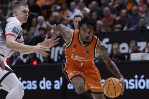 El base estadounidense del Valencia Basket Chris Jones (d) en la Fuente de San Luis, en Valencia.en foto de archivo de Kai Forsterling. EFE