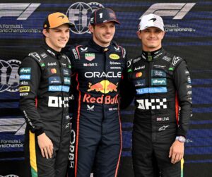 El neerlandés Max Verstappen (Red Bull) (c), el autraliano Oscar Piastri (McLaren) (i) y el británico Lando Norris (McLaren) (d), tras la clasificación del Gran Premio de Gran Bretaña de F1. EFE/EPA/PETER POWELL .