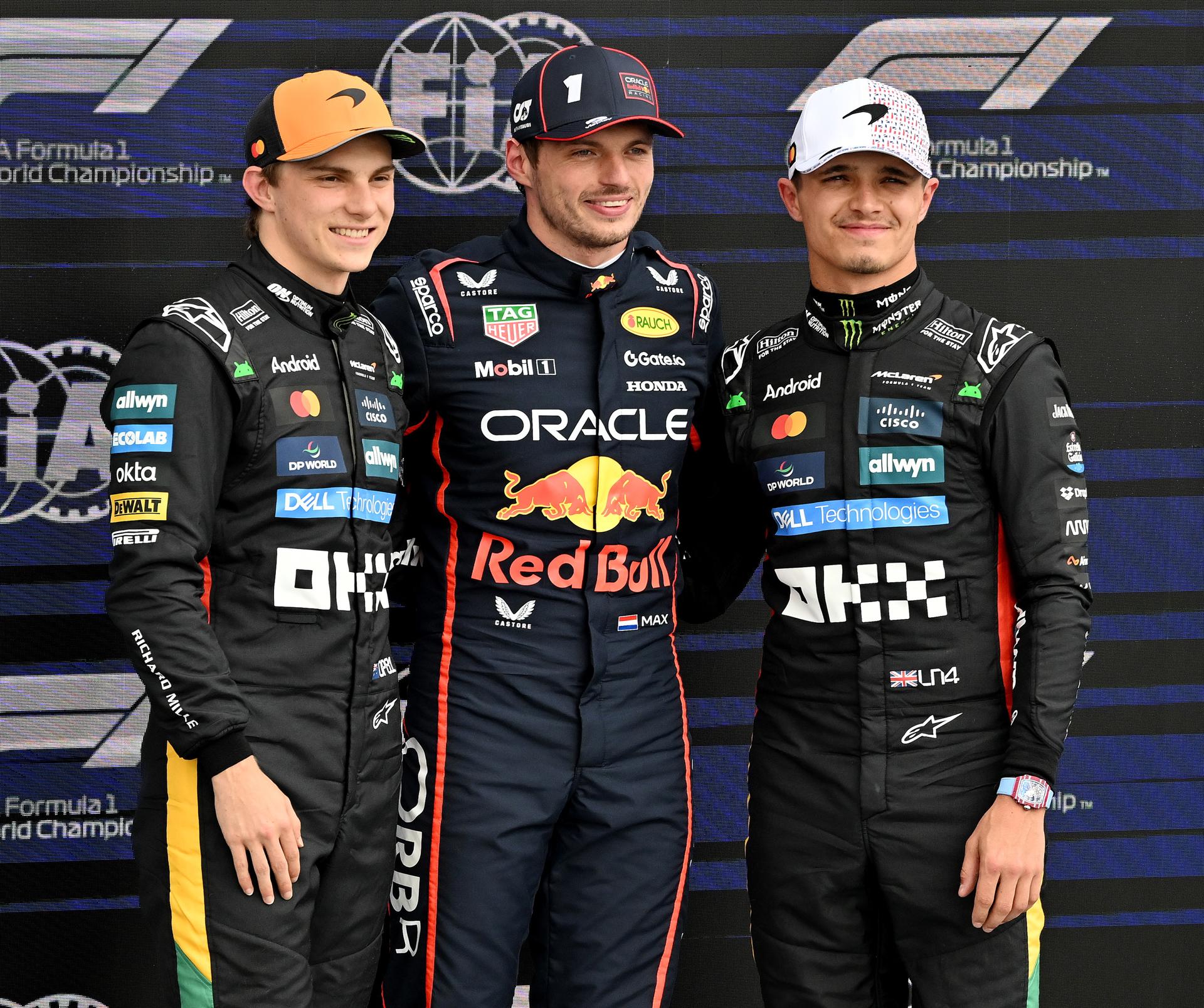 El neerlandés Max Verstappen (Red Bull) (c), el autraliano Oscar Piastri (McLaren) (i) y el británico Lando Norris (McLaren) (d), tras la clasificación del Gran Premio de Gran Bretaña de F1. EFE/EPA/PETER POWELL .