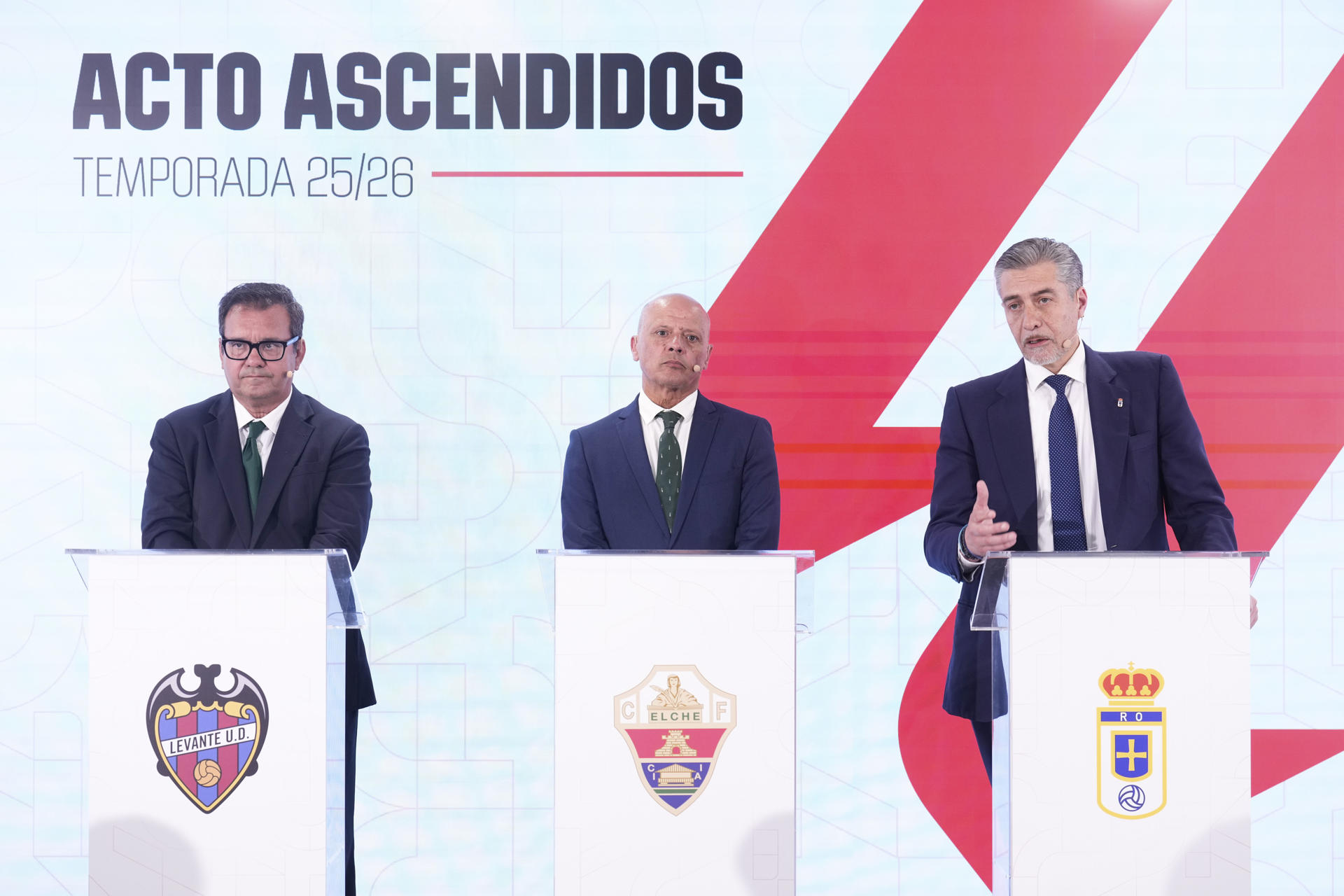Los presidentes del Elche, Joaquín Buitrago (c) y Oviedo, Martín Pelaéz (d) y el vicepresidente del Levante, Braulio Pastor, intervienen durante el acto institucional que LaLiga celebra en su sede de Madrid para dar la bienvenida a los clubes ascendidos a Primera y Segunda División para la temporada 2025-2026. EFE/ Borja Sanchez-Trillo

