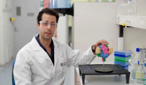 El Dr. Ariel Isaacs, de la Universidad de Queensland, con un modelo del nanocuerpo DS90 en amarillo unido a una proteína de fusión del virus Nipah. Fotografía facilitada por la Universidad de Queensland. EFE