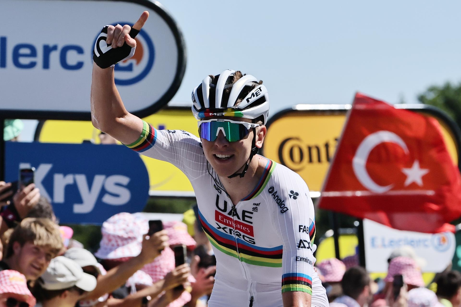 El esloveno Tadej Pogacar se impuso en la cima del Muro de Bretaña. EFE/EPA/CHRISTOPHE PETIT TESSON