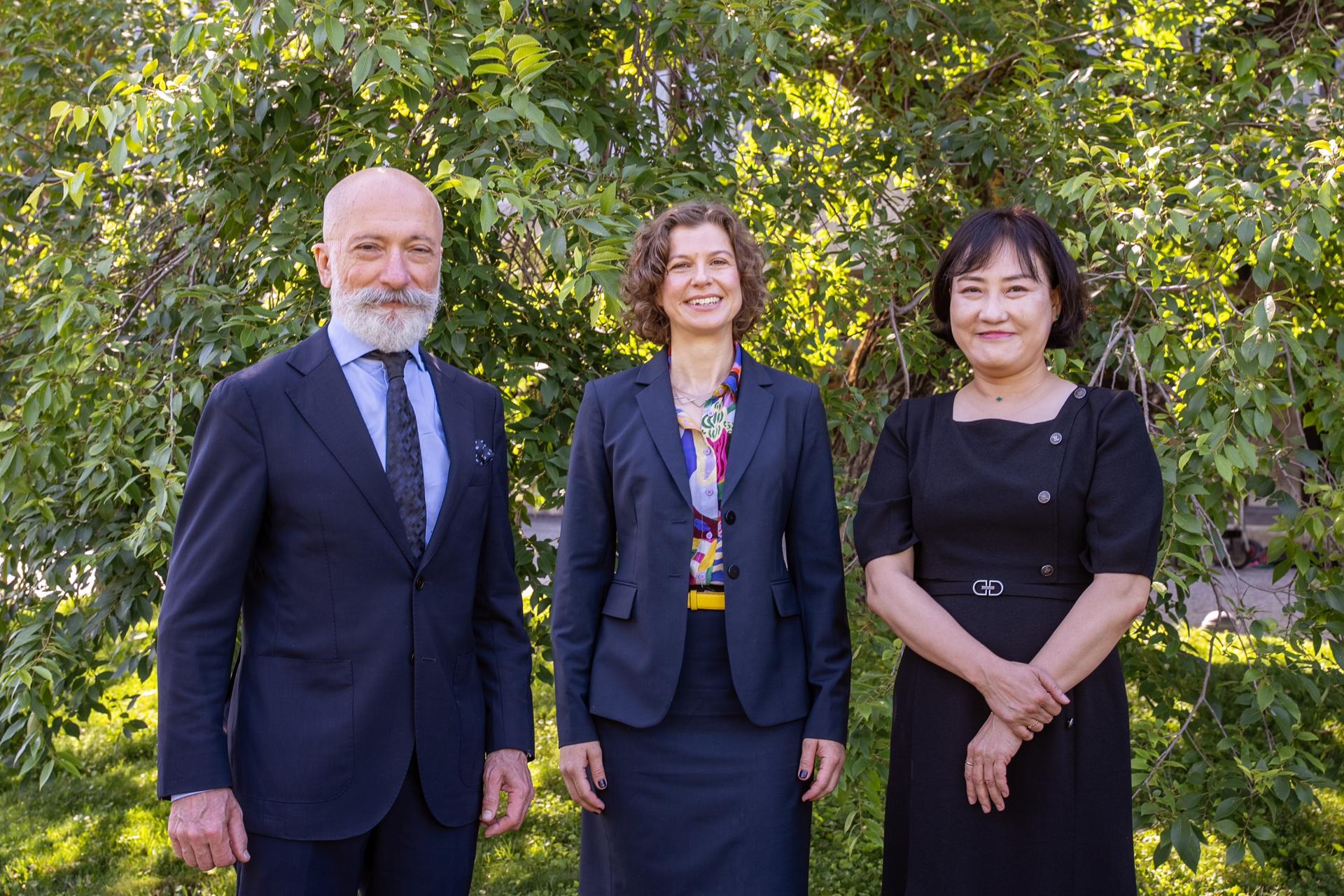 El asesor principal de ASOC, Ricardo Roura, la directora ejecutiva de ASOC, Claire Christian, y la especialista en conservación marina de ASOC, Eunhee Kim. EFE/Crédito foto Márcia Lessa