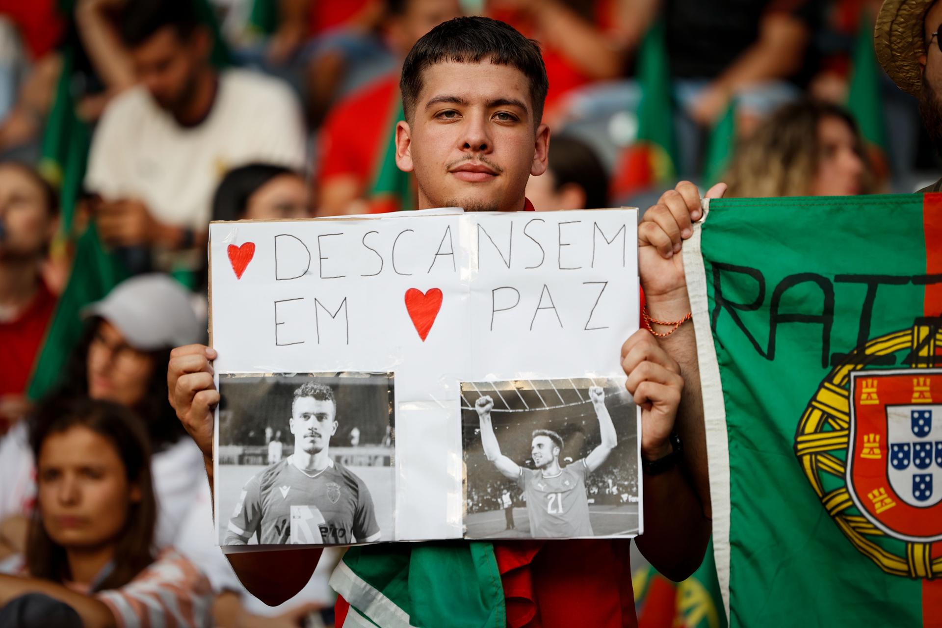 Aficionados portugueses rinden homenaje al fallecido futbolista portugués Diogo Jota y a su hermano André Silva, fallecidos el 3 de julio en un accidente de tráfico en España, antes del partido de fútbol de la Eurocopa femenina de la UEFA 2025 entre España y Portugal, en Berna, Suiza, el 3 de julio de 2025. (España, Suiza) EFE/EPA/NUNO VEIGA