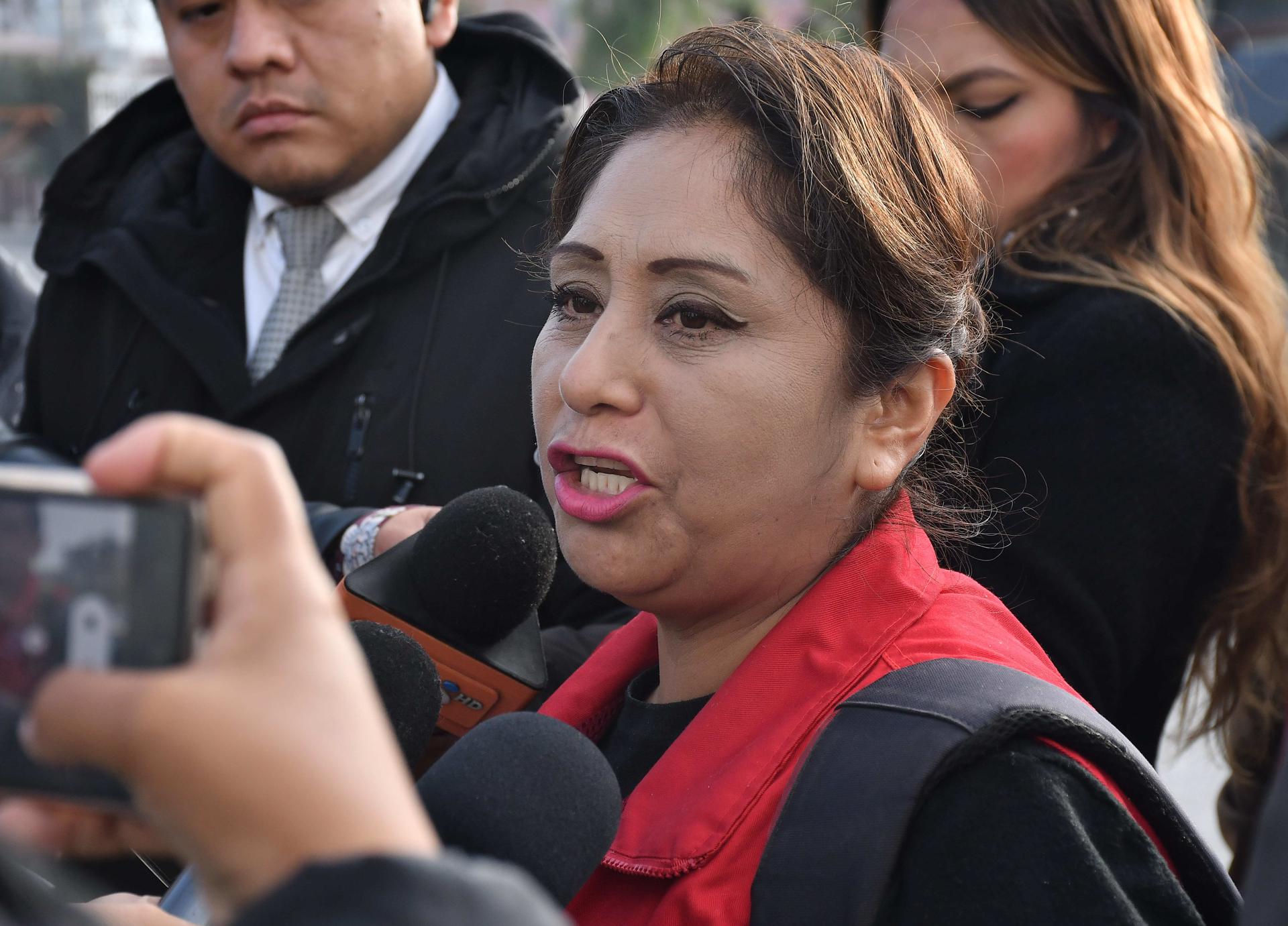 La dirigente política Ruth Nina habla con la prensa a su llegada a la Fiscalía este jueves, en Cochabamba (Bolivia). EFE/Jorge Ábrego