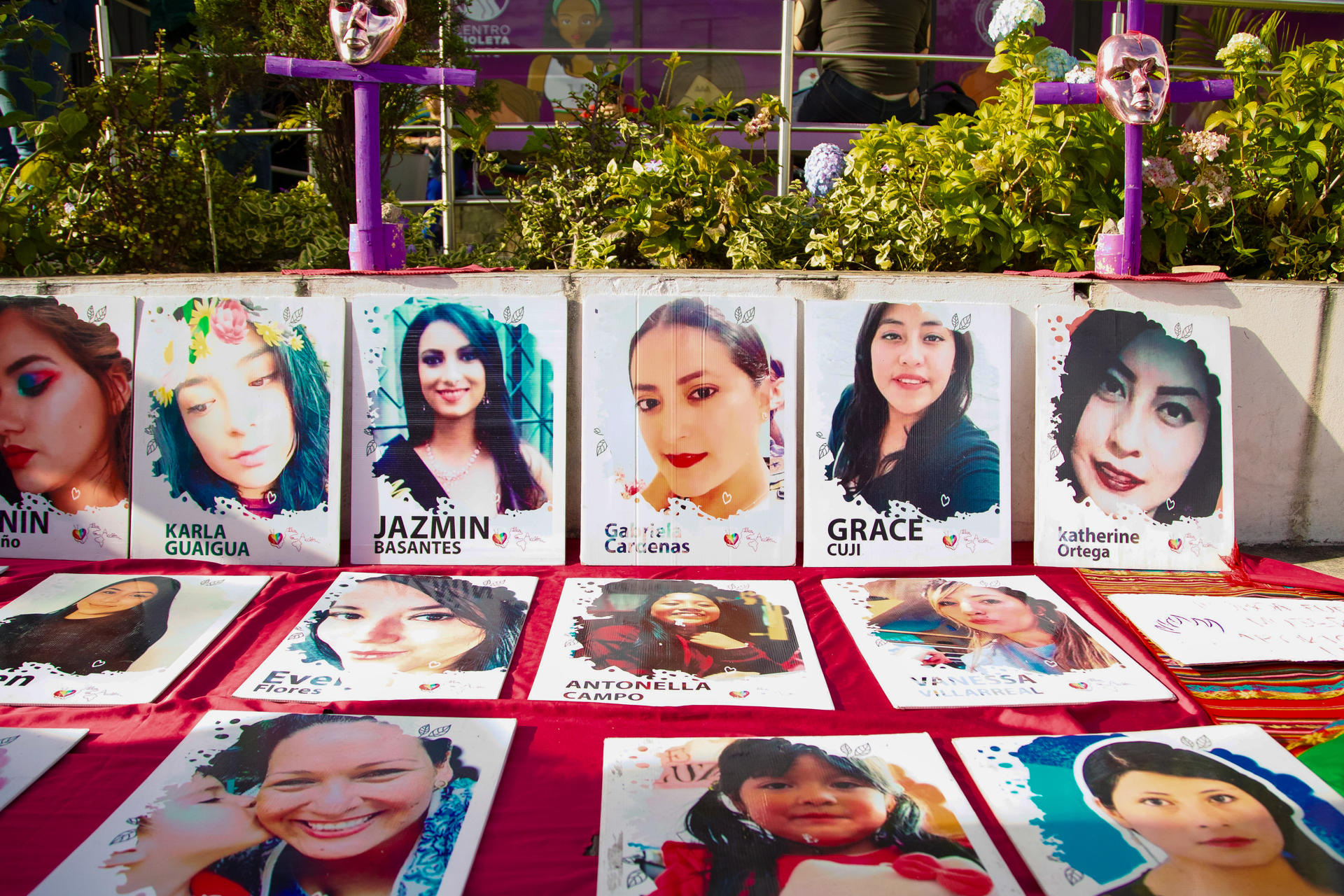 Fotografías de carteles con la imagen de mujeres víctimas de violencia machista y feminicidio en Ecuador, durante una protesta por la fusión del Ministerio de la Mujer al de Gobierno, a las afueras del que fuera el Ministerio de la Mujer, en Quito (Ecuador). EFE/Gianna Benalcazar