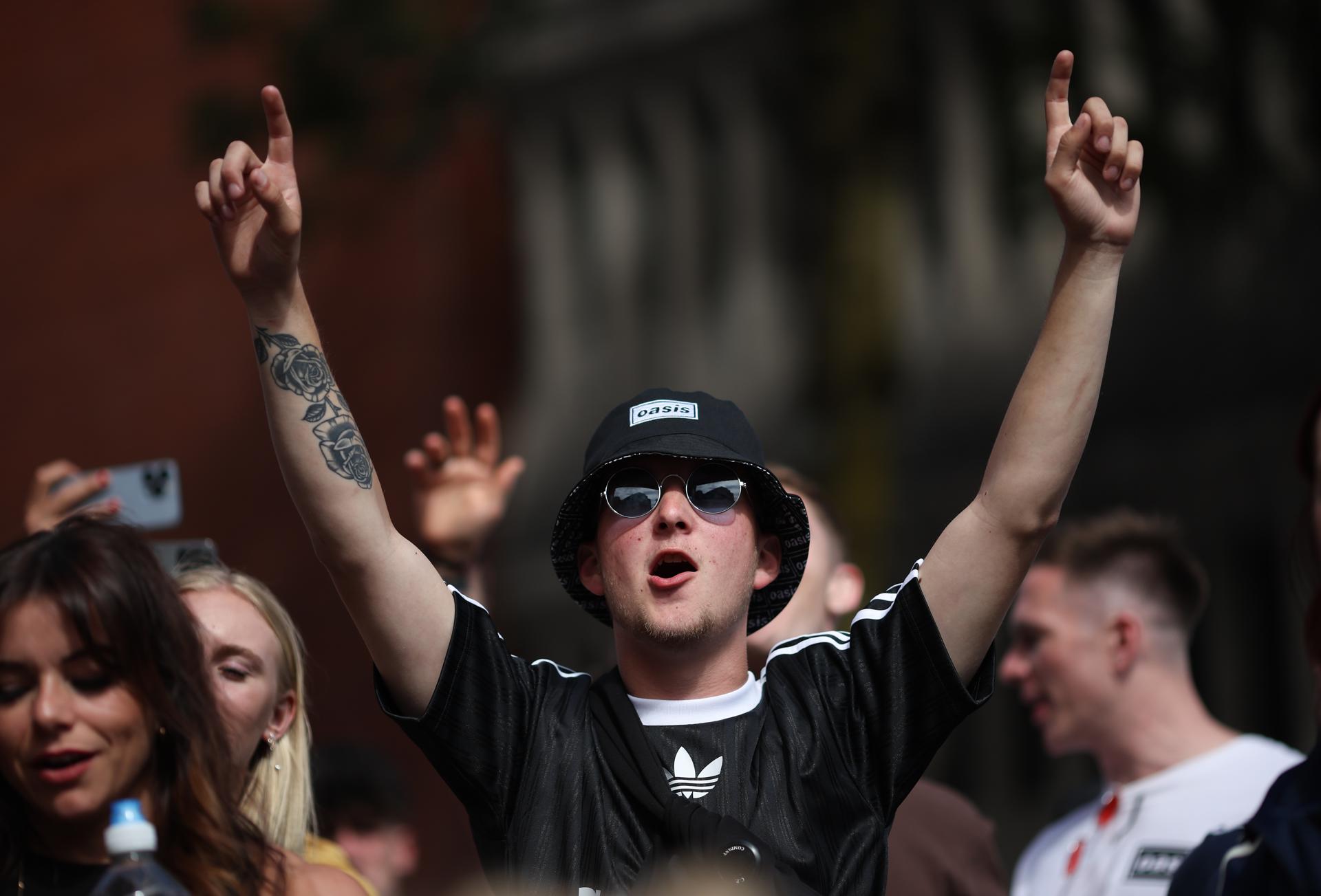 Fanáticos antes del concierto de Oasis en Cardiff (Reino Unido). EFE/EPA/ADAM VAUGHAN