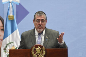 El presidente de Guatemala, Bernardo Arévalo, habla en una rueda de prensa este lunes, en Ciudad de Guatemala (Guatemala). EFE/ Alex Cruz