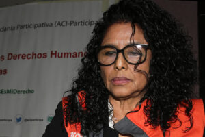 La directora ejecutiva de la Asociación para una Ciudadanía Participativa (ACI PARTICIPA), Hedme Castro, posa durante una entrevista con EFE este jueves en Tegucigalpa (Honduras). EFE/ Gustavo Amador