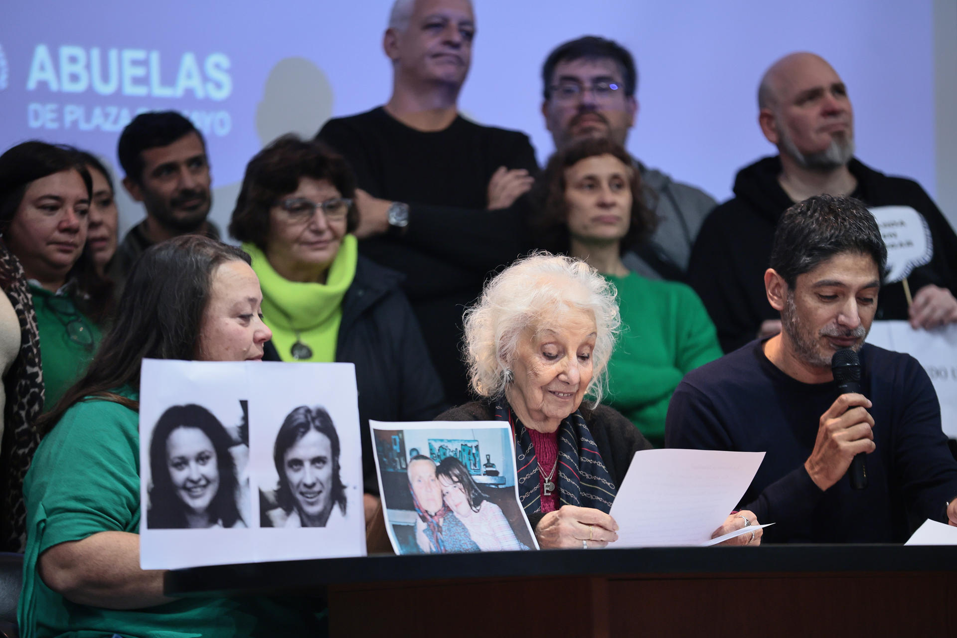 La integrante de la asociación Abuelas de Plaza de Mayo Estela de Carlotto (c) observa un documento durante una rueda de prensa este lunes, en Buenos Aires (Argentina). EFE/ STR