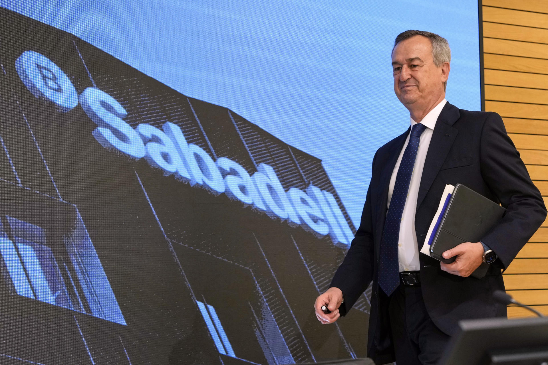 Imagen de este jueves del consejero delegado del Sabadell, César González-Bueno, durante la presentación de sus resultados financieros semestrales, que dan beneficio neto récord de 975 millones de euros, un 23,3 % más que en el mismo periodo del año anterior, así como un nuevo plan estratégico hasta 2027. EFE/Alejandro García