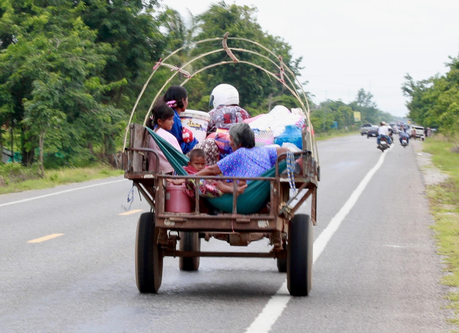 PROVINCIA ODDAR MEANCHEY (Camboya), 26/07/2025.- Personas huyen de sus hogares en la provincia de Oddar Meanchey, en medio de los enfrentamientos entre los Ejércitos de Tailandia y Camboya en la frontera entre ambos países. EFE/EPA/KITH SEREY
