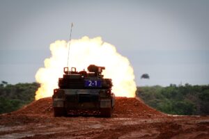 Un tanque M1A2T de fabricación estadounidense dispara a un objetivo durante un ejercicio de fuego real durante los ejercicios militares anuales Han Kuang, en el condado de Hsinchu, Taiwán, el 10 de julio de 2025. EFE/EPA/RITCHIE B. TONGO
