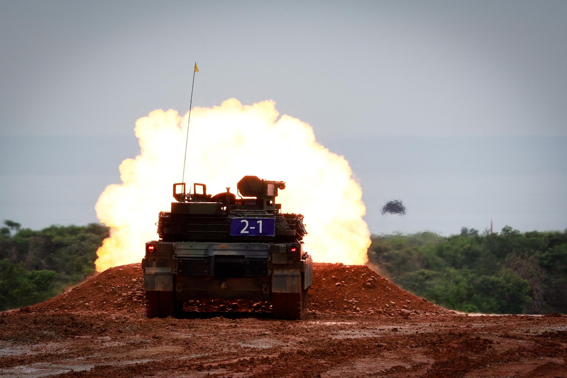 Un tanque M1A2T de fabricación estadounidense dispara a un objetivo durante un ejercicio de fuego real durante los ejercicios militares anuales Han Kuang, en el condado de Hsinchu, Taiwán, el 10 de julio de 2025. EFE/EPA/RITCHIE B. TONGO