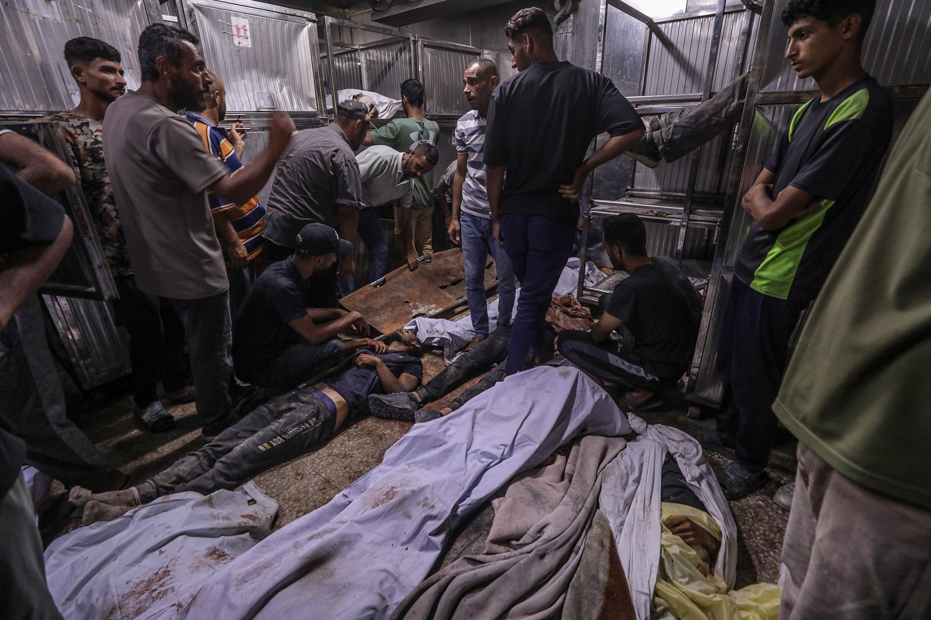 Los cuerpos de palestinos desplazados internamente yacen en la morgue del Hospital Al Shifa después de que varias personas fueran asesinadas a tiros en un punto de distribución de alimentos cerca de Zikim en la ciudad de Gaza, 31 de julio de 2025. Más de 80 palestinos fueron asesinados el 30 de julio después de que las tropas israelíes abrieran fuego en un punto de distribución de alimentos cerca de Zikim, dijo el Ministerio de Salud palestino. EFE/EPA/MOHAMMED SABER -- ATTENTION EDITORS: GRAPHIC CONTENT --
