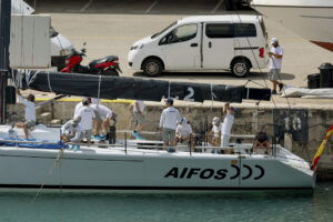 La tripulación del 'Aifos', embarcación con la que compite el Rey, realiza este sábado, preparativos de cara al inicio de la 43 edición de la Copa del Rey de Vela, que comenzará el lunes en Palma. EFE/ Ballesteros