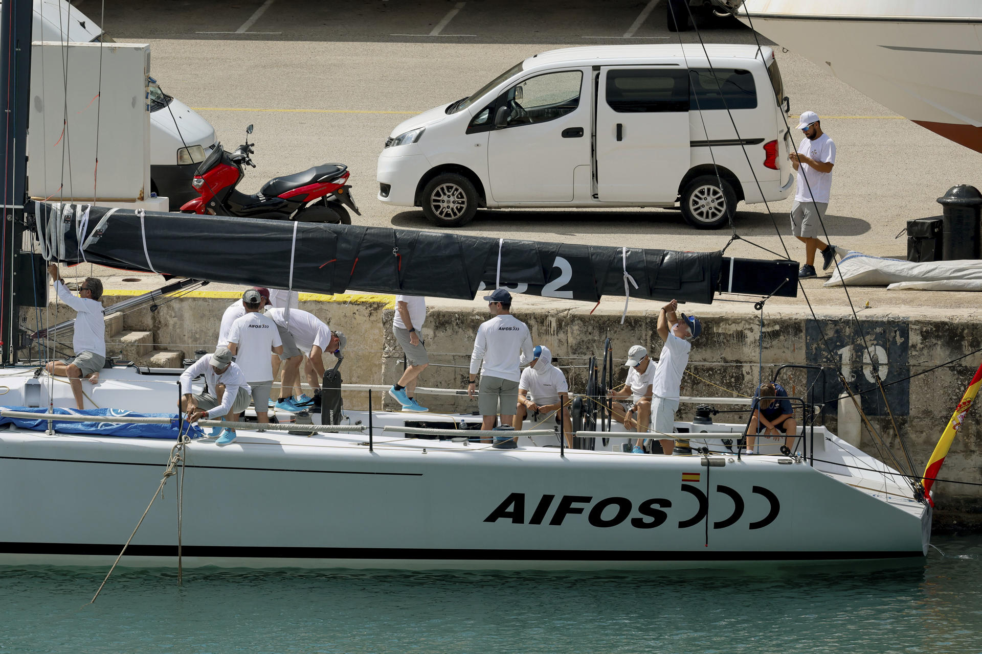 La tripulación del 'Aifos', embarcación con la que compite el Rey, realiza este sábado, preparativos de cara al inicio de la 43 edición de la Copa del Rey de Vela, que comenzará el lunes en Palma. EFE/ Ballesteros