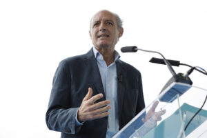 El expresident de la Generalitat y expresidente del PP de la Comunitat Valenciana Francisco Camps da un discurso durante un acto en mayo en Valencia. EFE/Ana Escobar