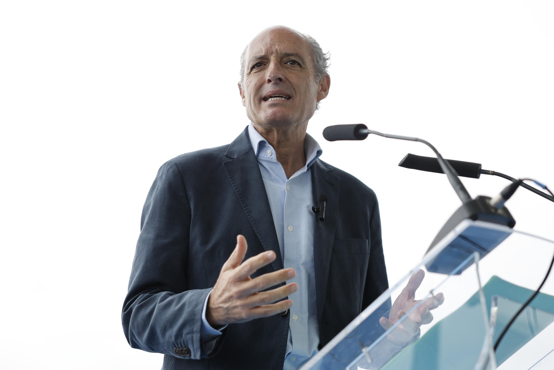 El expresident de la Generalitat y expresidente del PP de la Comunitat Valenciana Francisco Camps da un discurso durante un acto en mayo en Valencia. EFE/Ana Escobar