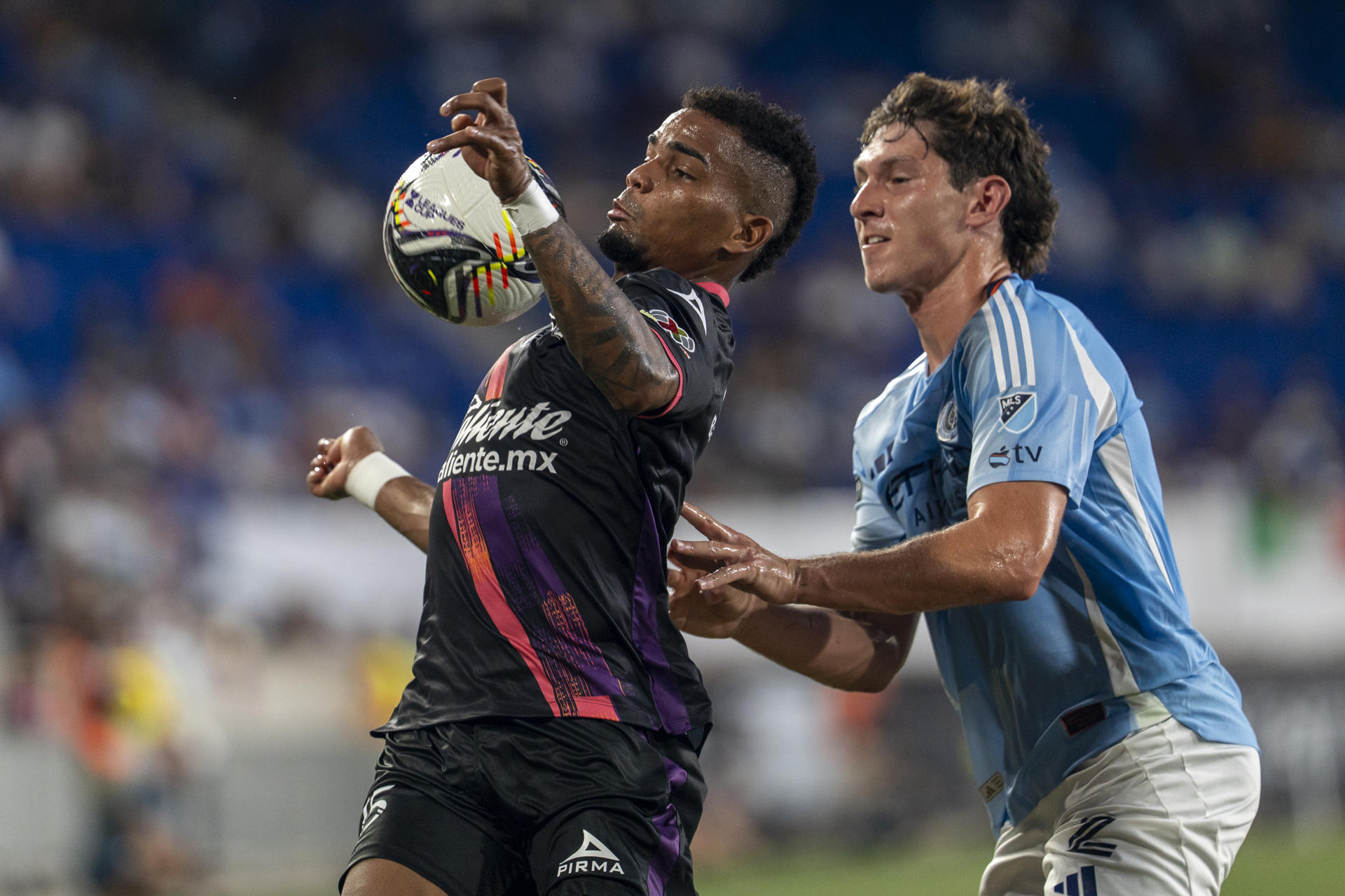 Nicolas Cavallo (d), del New York, marca a Édgar Guerra, del Puebla, en partido de la Leagues Cup en el estadio Red Bull Arena, en New Jersey (Estados Unidos). EFE/Ángel Colmenares