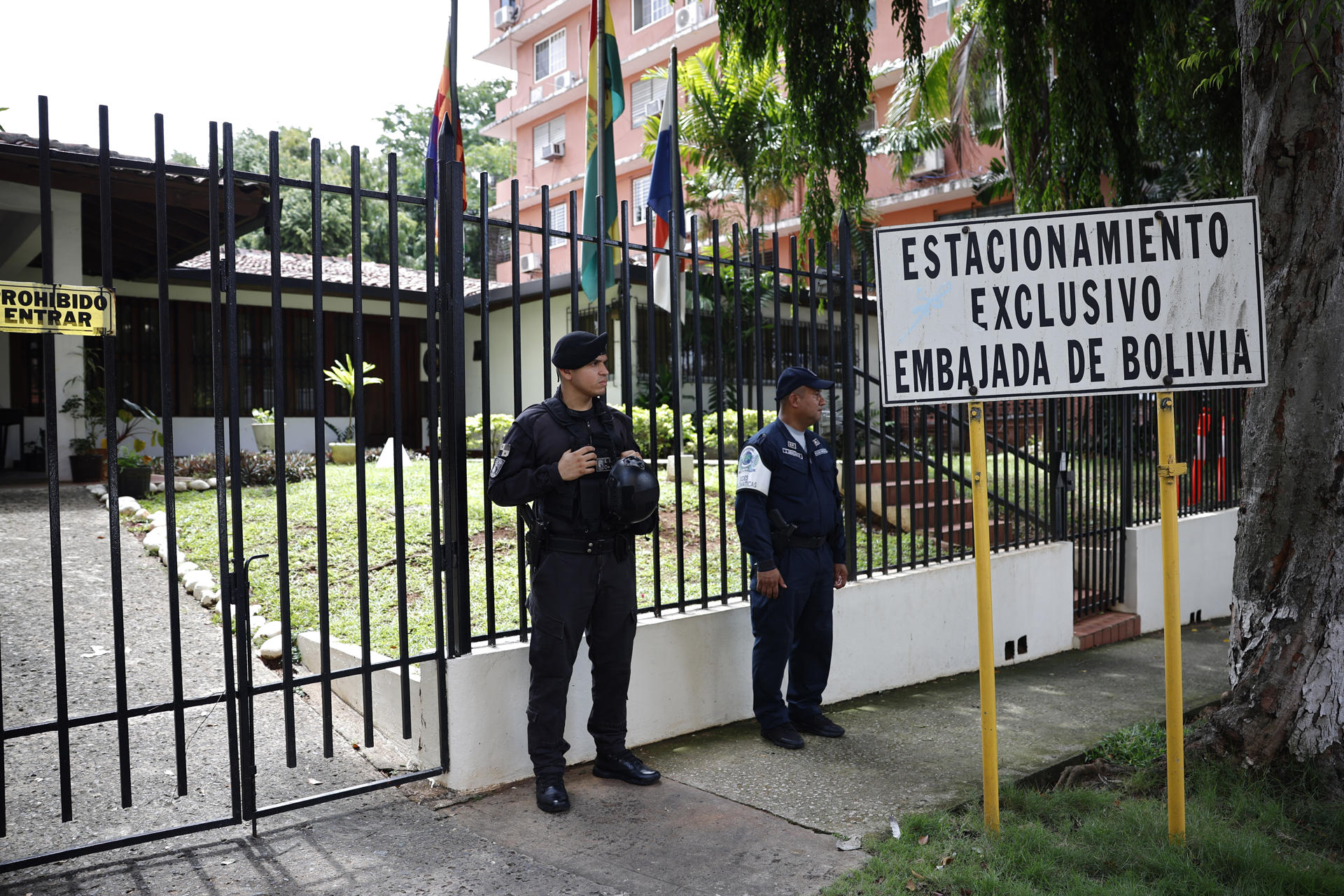 Integrantes de la Policía de Panamá custodian la sede de la Embajada de Bolivia el pasado 22 de mayo de 2025, en Ciudad de Panamá (Panamá). EFE/ Bienvenido Velasco
