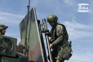 Las Fuerzas Armadas de Taiwán desplegaron este domingo varios sistemas de defensa antiaérea en distintos puntos de su territorio, en el marco de las maniobras militares anuales Han Kuang, que comenzaron el pasado miércoles, informaron fuentes oficiales.EFE/Agencia de Noticias Militares (MNA) de Taiwán -SOLO USO EDITORIAL/SOLO DISPONIBLE PARA ILUSTRAR LA NOTICIA QUE ACOMPAÑA (CRÉDITO OBLIGATORIO)-
