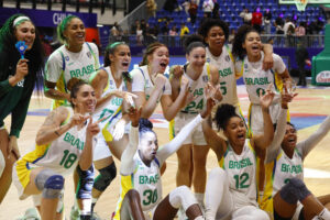 Jugadoras de la selección brasileña de baloncesto conmemoran la clasificación a la final de la AmeriCup, en la que chocará el domingo con la de Estados Unidos, tras derrotar este sábado en Santiago de Chile a la de Argentina por 108-68. EFE/ Marcelo Hernandez / Instituto Nacional de Deportes / SOLO DISPONIBLE PARA ILUSTRAR LA NOTICIA QUE ACOMPAÑA (CRÉDITO OBLIGATORIO)