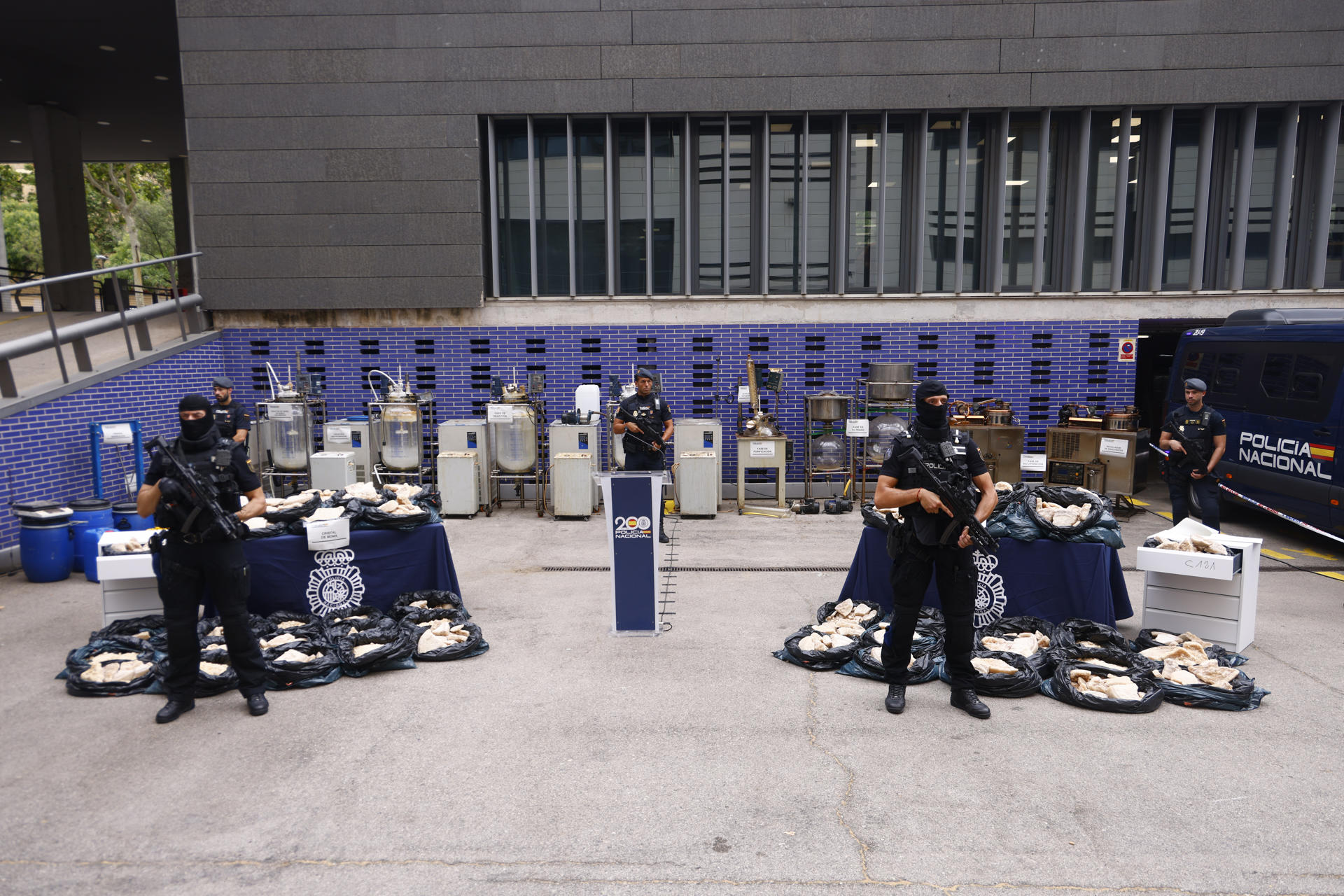 La Policía Nacional ha detenido a cinco personas, de las que cuatro han ingresado en prisión, en una operación en que ha desmantelado en un polígono industrial de Amposta (Tarragona) el mayor laboratorio de producción de droga sintética en España, donde han intervenido MDMA valorada en 31 millones de euros. EFE/Quique García
