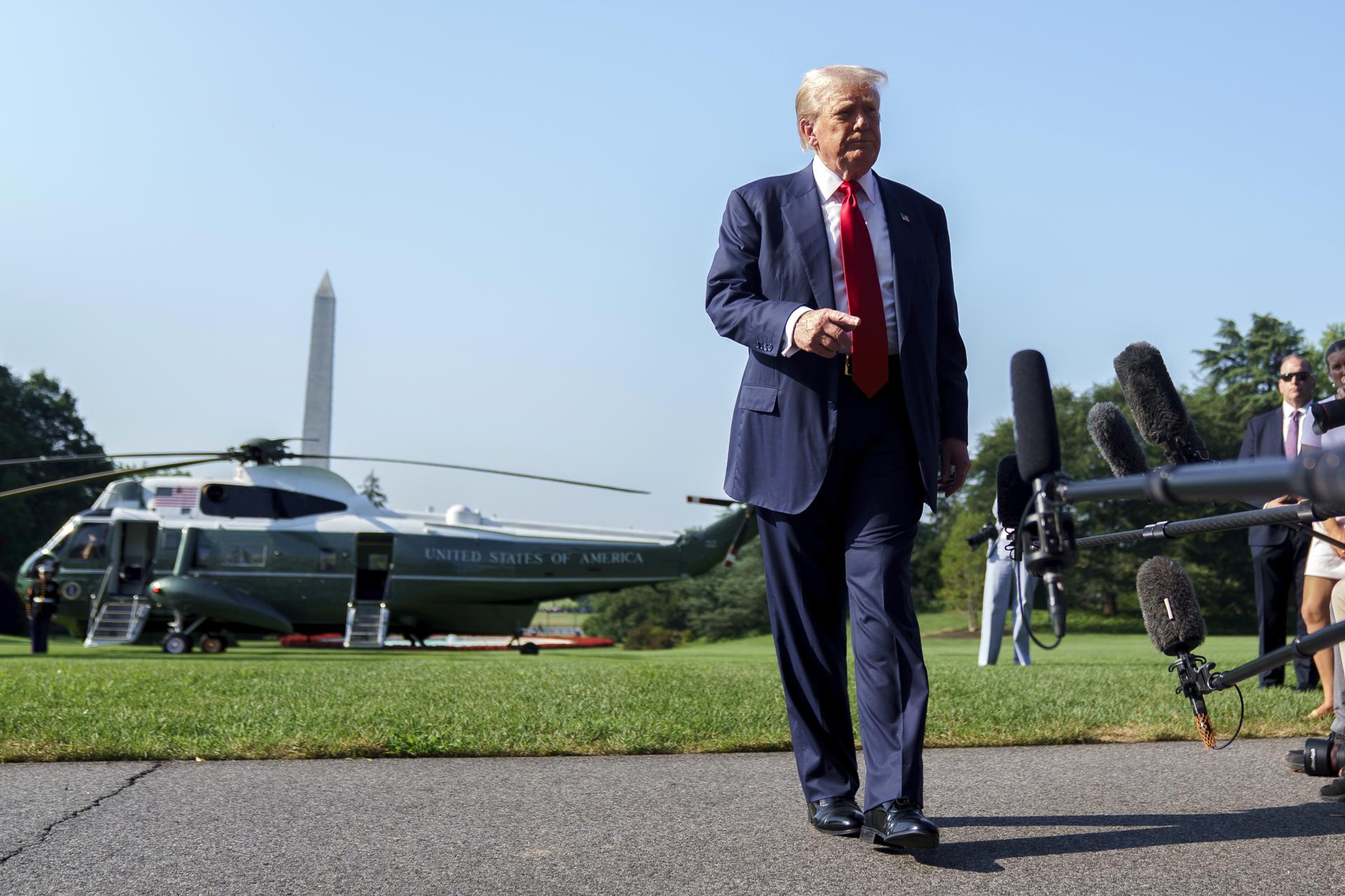 El presidente de Estados Unidos, Donald Trump, sale de la Casa Blanca, Washington, DC, EE.UU., el 25 de julio de 2025. EFE/EPA/WILL OLIVER / POOL