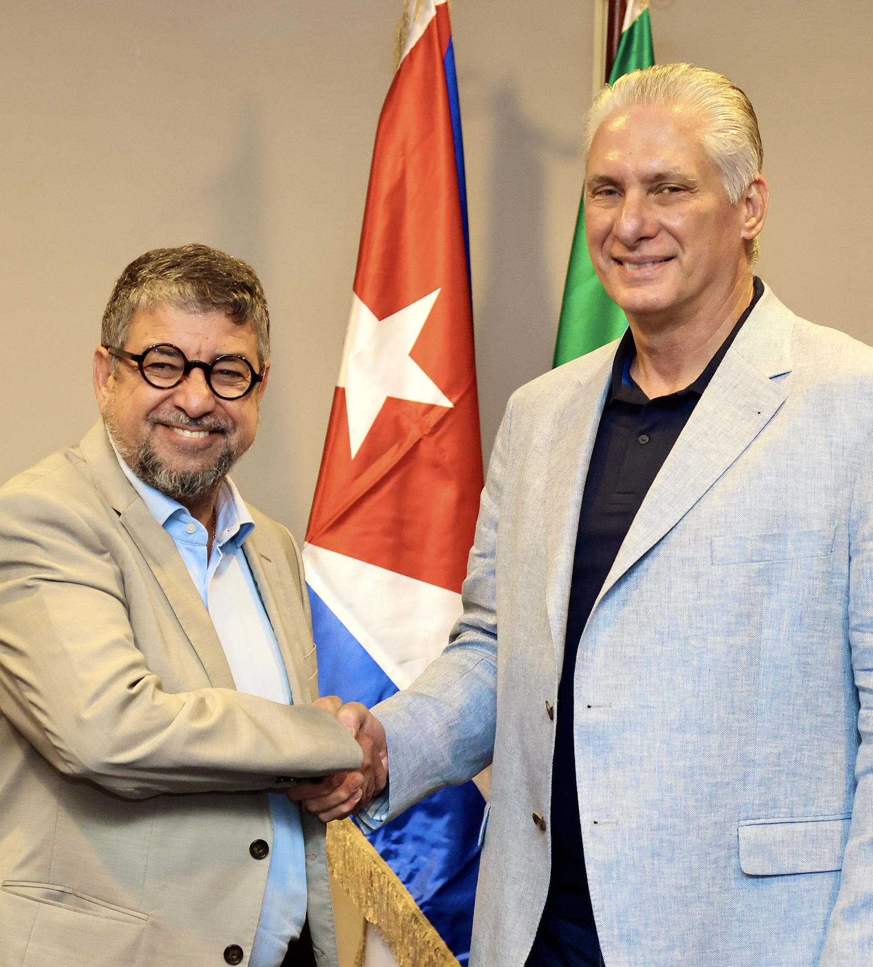 Fotografía cedida este domingo, 6 de julio, por la Presidencia de Cuba del mandatario cubano Miguel Diaz-Canel (d), durante una reunión con el alcalde de Maricá y vicepresidente nacional del Partido de los Trabajadores de Brasil, Washington Quaquá, en Río de Janeiro (Brasil). EFE/Alejandro Azcuy/Presidencia de Cuba